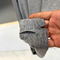 Brunello Cucinelli-BC、2026秋冬新品天丝羊毛打底衫。 这件打底衫真的绝了!秋冬衣柜里就差这一件能 Brunello Cucinelli-BC、2026秋冬新品天丝羊毛打底衫。 这件打底衫真的绝了!秋冬衣柜里就差这一件能