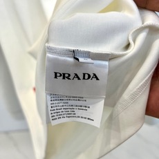 Prad普拉达、2026秋冬新品极简三角标圆领卫衣。 秋冬衣橱的“门面担当”来了! 面料挺括有型,对身材包容度极高,微胖 Prad普拉达、2026秋冬新品极简三角标圆领卫衣。 秋冬衣橱的“门面担当”来了! 面料挺括有型,对身材包容度极高,微胖