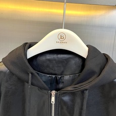 Prad普拉达、2026秋冬新品连帽皮衣夹克外套。 秋冬街头最硬核的战袍,这件穿上直接气场拉满! 皮质衣身拼接连帽设计, Prad普拉达、2026秋冬新品连帽皮衣夹克外套。 秋冬街头最硬核的战袍,这件穿上直接气场拉满! 皮质衣身拼接连帽设计,