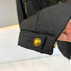 1v威登、2026秋冬新品连帽工装夹克外套。 秋日街头最硬核的战袍,这件不入手真的会遗憾! 低调奢潮与机能工装的结合,版 1v威登、2026秋冬新品连帽工装夹克外套。 秋日街头最硬核的战袍,这件不入手真的会遗憾! 低调奢潮与机能工装的结合,版