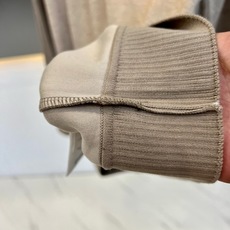 Fendi芬迪、高定微阔圆领羊毛混纺针织卫衣 一眼相中的秋冬质感担当,贴身无敌舒服!✨ 典型的意式老钱风,胸前的小皮标设 Fendi芬迪、高定微阔圆领羊毛混纺针织卫衣 一眼相中的秋冬质感担当,贴身无敌舒服!✨ 典型的意式老钱风,胸前的小皮标设