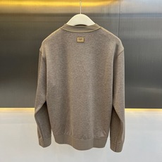Fendi芬迪、高定微阔圆领羊毛混纺针织卫衣 一眼相中的秋冬质感担当,贴身无敌舒服!✨ 典型的意式老钱风,胸前的小皮标设 Fendi芬迪、高定微阔圆领羊毛混纺针织卫衣 一眼相中的秋冬质感担当,贴身无敌舒服!✨ 典型的意式老钱风,胸前的小皮标设