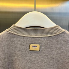 Fendi芬迪、高定微阔圆领羊毛混纺针织卫衣 一眼相中的秋冬质感担当,贴身无敌舒服!✨ 典型的意式老钱风,胸前的小皮标设 Fendi芬迪、高定微阔圆领羊毛混纺针织卫衣 一眼相中的秋冬质感担当,贴身无敌舒服!✨ 典型的意式老钱风,胸前的小皮标设
