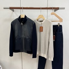 Loro Piana诺悠翩雅、2026秋冬新品编织Pu皮拼接立领夹克外套。 男士秋冬的质感武器,这件真的藏不住了! 立领 Loro Piana诺悠翩雅、2026秋冬新品编织Pu皮拼接立领夹克外套。 男士秋冬的质感武器,这件真的藏不住了! 立领