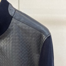 Loro Piana诺悠翩雅、2026秋冬新品编织Pu皮拼接立领夹克外套。 男士秋冬的质感武器,这件真的藏不住了! 立领 Loro Piana诺悠翩雅、2026秋冬新品编织Pu皮拼接立领夹克外套。 男士秋冬的质感武器,这件真的藏不住了! 立领