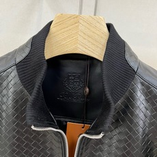 Loro Piana诺悠翩雅、2026秋冬新品编织Pu皮拼接立领夹克外套。 男士秋冬的质感武器,这件真的藏不住了! 立领 Loro Piana诺悠翩雅、2026秋冬新品编织Pu皮拼接立领夹克外套。 男士秋冬的质感武器,这件真的藏不住了! 立领