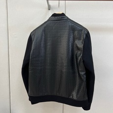 Loro Piana诺悠翩雅、2026秋冬新品编织Pu皮拼接立领夹克外套。 男士秋冬的质感武器,这件真的藏不住了! 立领 Loro Piana诺悠翩雅、2026秋冬新品编织Pu皮拼接立领夹克外套。 男士秋冬的质感武器,这件真的藏不住了! 立领