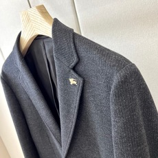 Bur巴宝莉、2026秋冬新品羊毛尼西装西服。 秋冬质感直接拉满,这件真的藏不住了! 意式轻商务调性,70%绵羊毛混纺, Bur巴宝莉、2026秋冬新品羊毛尼西装西服。 秋冬质感直接拉满,这件真的藏不住了! 意式轻商务调性,70%绵羊毛混纺,