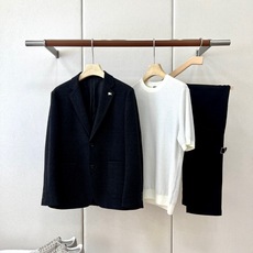 Bur巴宝莉、2026秋冬新品羊毛尼西装西服。 秋冬质感直接拉满,这件真的藏不住了! 意式轻商务调性,70%绵羊毛混纺, Bur巴宝莉、2026秋冬新品羊毛尼西装西服。 秋冬质感直接拉满,这件真的藏不住了! 意式轻商务调性,70%绵羊毛混纺,
