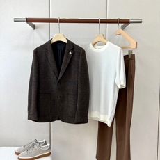 Bur巴宝莉、2026秋冬新品羊毛尼西装西服。 秋冬质感直接拉满,这件真的藏不住了! 意式轻商务调性,70%绵羊毛混纺, Bur巴宝莉、2026秋冬新品羊毛尼西装西服。 秋冬质感直接拉满,这件真的藏不住了! 意式轻商务调性,70%绵羊毛混纺,