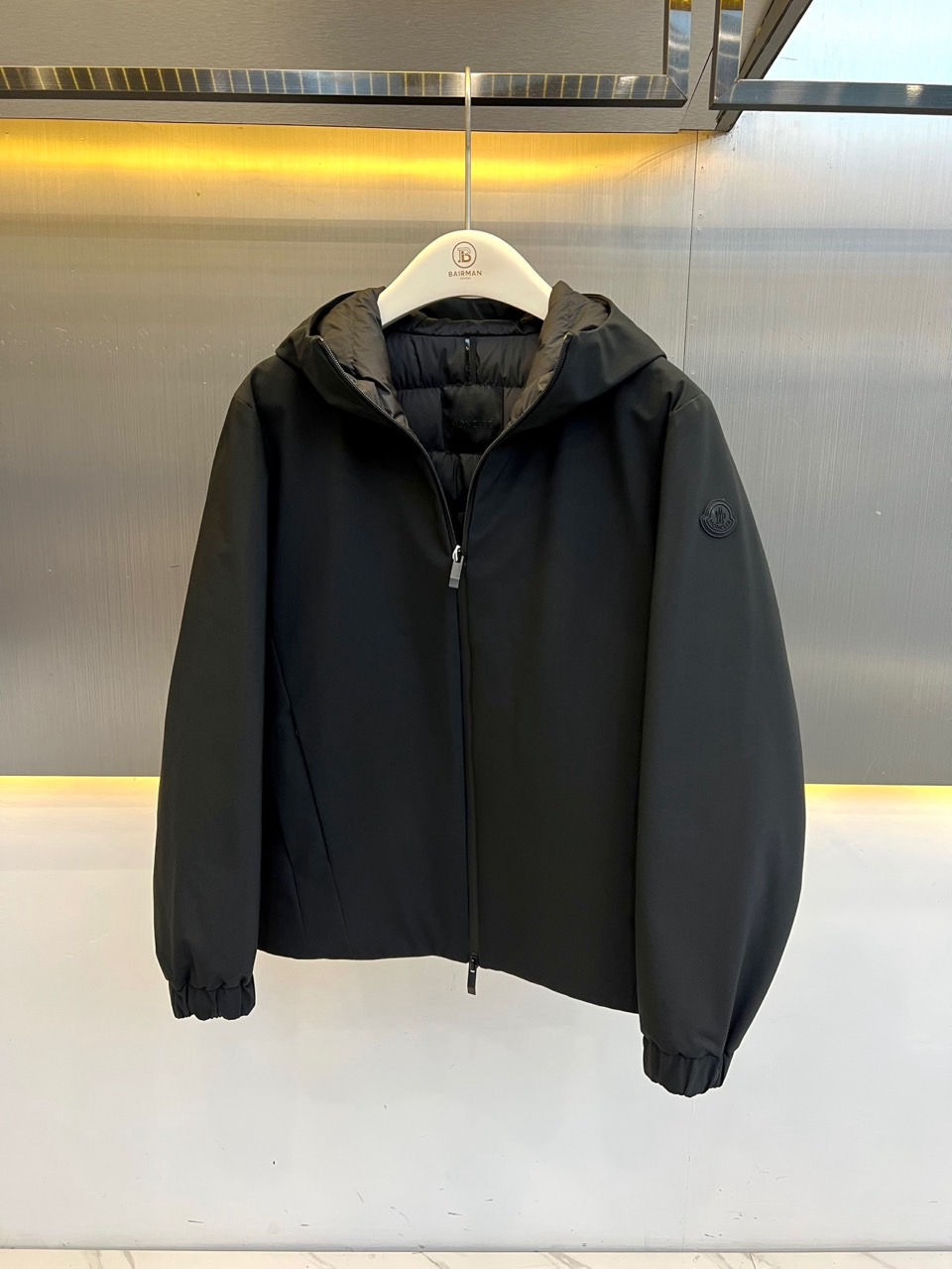 Mon蒙口【鹅绒】、连帽羽绒服夹克外套 连帽设计兼顾防风与随性。微阔剪裁优化头肩比，显肩宽且藏肉于无形。内搭高领或衬衫，