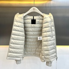 Mon蒙口【鹅绒】、连帽羽绒服夹克外套 连帽设计兼顾防风与随性。微阔剪裁优化头肩比,显肩宽且藏肉于无形。内搭高领或衬衫, Mon蒙口【鹅绒】、连帽羽绒服夹克外套 连帽设计兼顾防风与随性。微阔剪裁优化头肩比,显肩宽且藏肉于无形。内搭高领或衬衫,