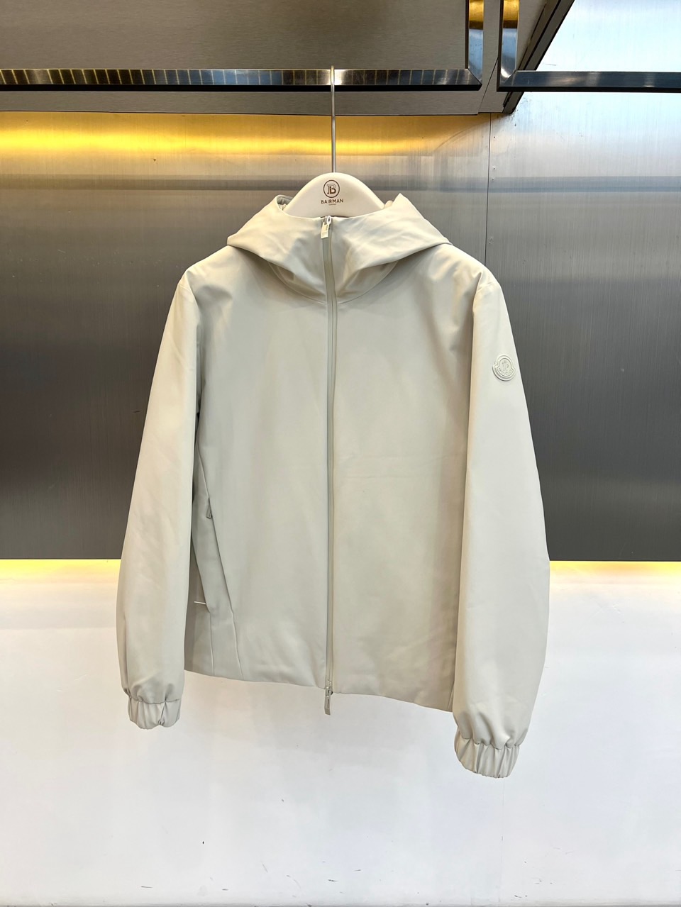 Mon蒙口【鹅绒】、连帽羽绒服夹克外套 连帽设计兼顾防风与随性。微阔剪裁优化头肩比，显肩宽且藏肉于无形。内搭高领或衬衫，