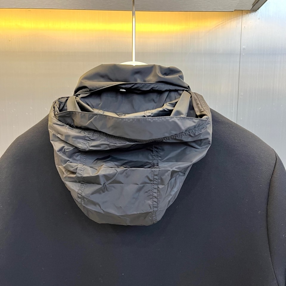 Prada普拉【鹅绒】、羊毛拼90鹅绒羽绒服夹克外套 极简高街风，上半部防风尼龙拼接下半部羊毛混纺，三角徽标低调点睛。合