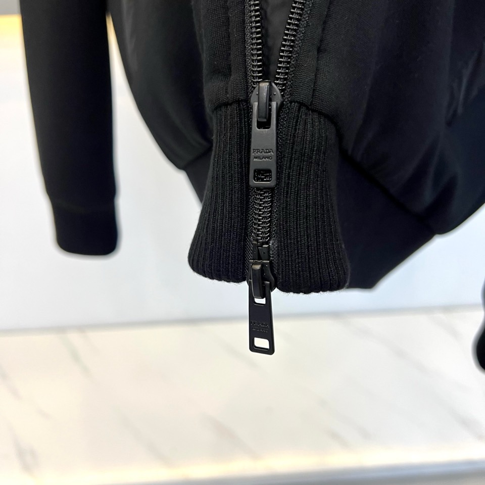 Prada普拉【鹅绒】、羊毛拼90鹅绒羽绒服夹克外套 极简高街风，上半部防风尼龙拼接下半部羊毛混纺，三角徽标低调点睛。合