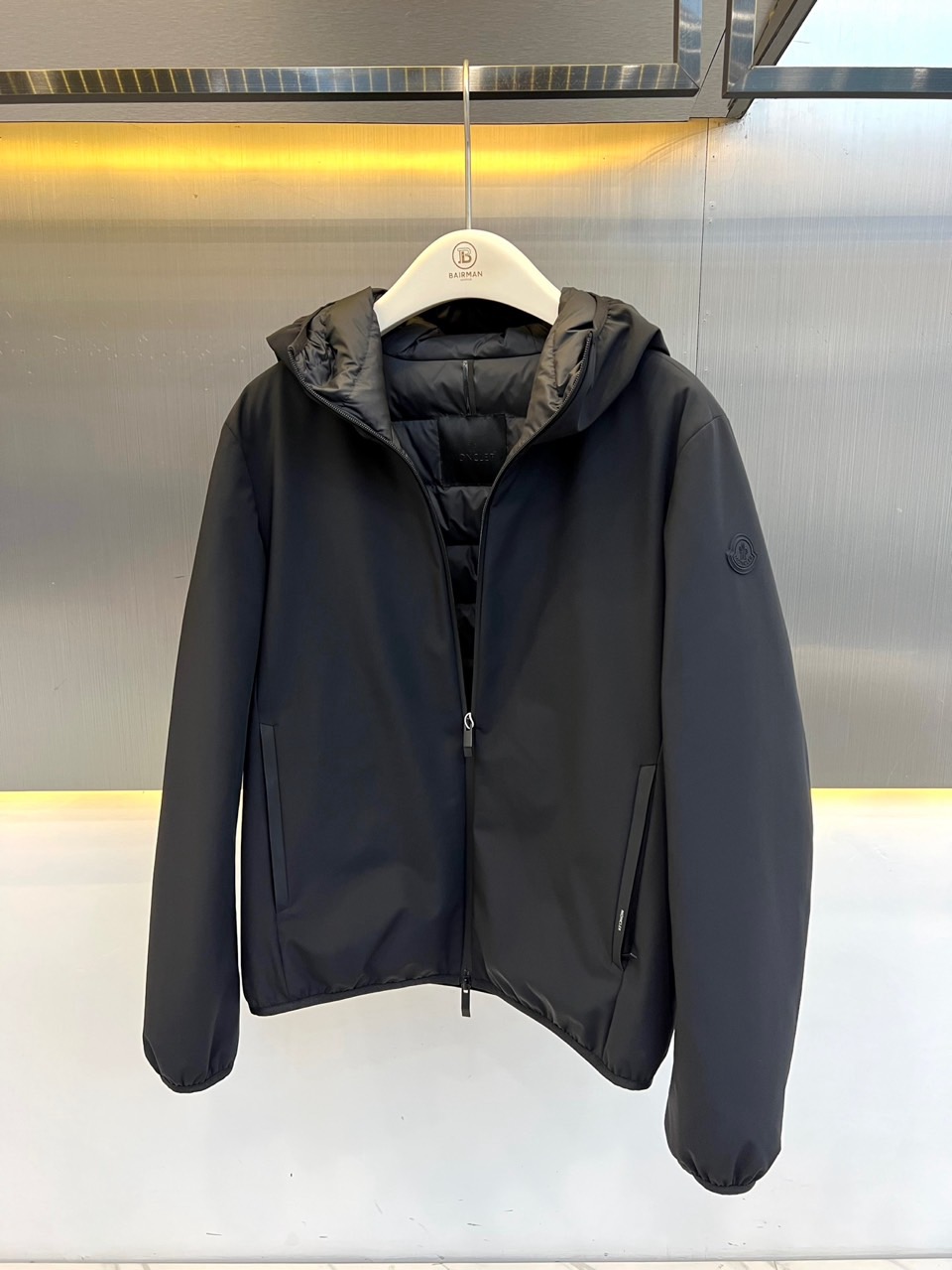 Mon蒙口【鹅绒】、2026秋冬新品连帽羽绒服。 降温天最怕臃肿，这件直接解决所有痛点！ 短款版型配合微阔剪裁，上身巨显