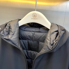 Mon蒙口【鹅绒】、2026秋冬新品连帽羽绒服。 降温天最怕臃肿,这件直接解决所有痛点! 短款版型配合微阔剪裁,上身巨显 Mon蒙口【鹅绒】、2026秋冬新品连帽羽绒服。 降温天最怕臃肿,这件直接解决所有痛点! 短款版型配合微阔剪裁,上身巨显