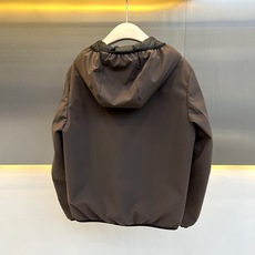 Mon蒙口【鹅绒】、2026秋冬新品连帽羽绒服。 降温天最怕臃肿,这件直接解决所有痛点! 短款版型配合微阔剪裁,上身巨显 Mon蒙口【鹅绒】、2026秋冬新品连帽羽绒服。 降温天最怕臃肿,这件直接解决所有痛点! 短款版型配合微阔剪裁,上身巨显
