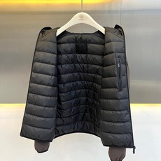 Mon蒙口【鹅绒】、2026秋冬新品连帽羽绒服。 降温天最怕臃肿,这件直接解决所有痛点! 短款版型配合微阔剪裁,上身巨显 Mon蒙口【鹅绒】、2026秋冬新品连帽羽绒服。 降温天最怕臃肿,这件直接解决所有痛点! 短款版型配合微阔剪裁,上身巨显