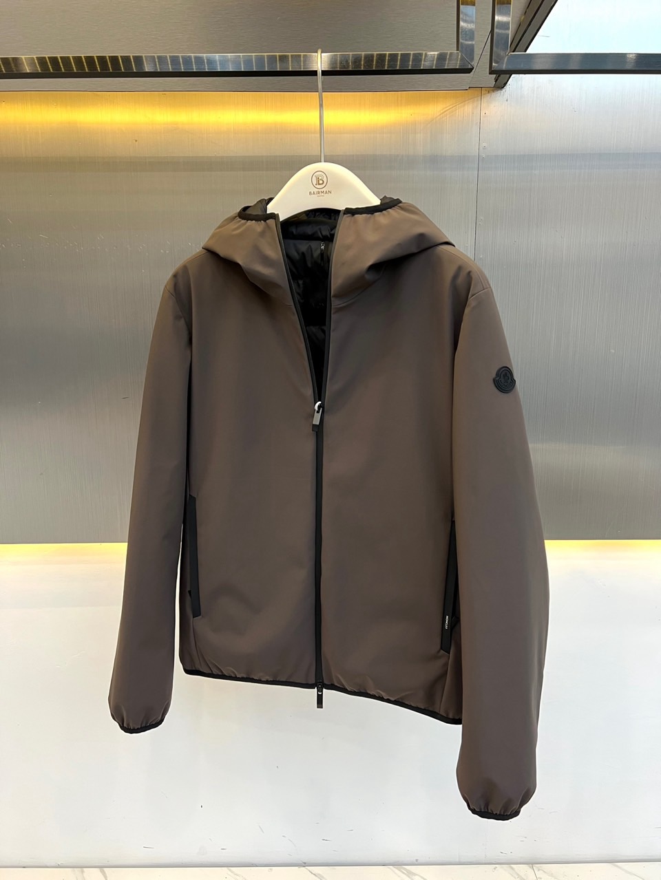 Mon蒙口【鹅绒】、2026秋冬新品连帽羽绒服。 降温天最怕臃肿，这件直接解决所有痛点！ 短款版型配合微阔剪裁，上身巨显