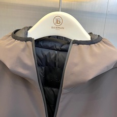 Mon蒙口【鹅绒】、2026秋冬新品连帽羽绒服。 降温天最怕臃肿,这件直接解决所有痛点! 短款版型配合微阔剪裁,上身巨显 Mon蒙口【鹅绒】、2026秋冬新品连帽羽绒服。 降温天最怕臃肿,这件直接解决所有痛点! 短款版型配合微阔剪裁,上身巨显