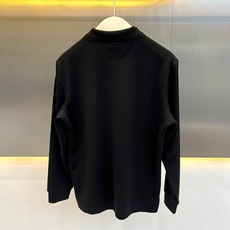 Zegna杰尼亚、2026秋冬新品长袖POLO衫。 秋冬衣橱的“定海神针”,这件真的谁穿谁帅! 重磅磨毛材质,上身挺括有 Zegna杰尼亚、2026秋冬新品长袖POLO衫。 秋冬衣橱的“定海神针”,这件真的谁穿谁帅! 重磅磨毛材质,上身挺括有