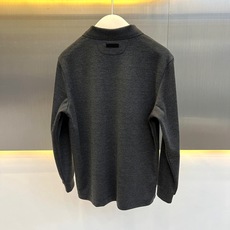 Zegna杰尼亚、2026秋冬新品长袖POLO衫。 秋冬衣橱的“定海神针”,这件真的谁穿谁帅! 重磅磨毛材质,上身挺括有 Zegna杰尼亚、2026秋冬新品长袖POLO衫。 秋冬衣橱的“定海神针”,这件真的谁穿谁帅! 重磅磨毛材质,上身挺括有
