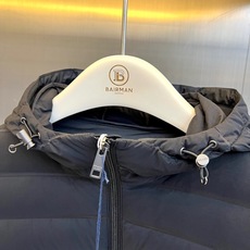 Prad普拉达、2026秋冬新品拼接针织连帽棉服夹克。 秋冬质感拉满,这件真的谁穿谁帅! 衣身横向绗缝拼接针织袖,视觉收 Prad普拉达、2026秋冬新品拼接针织连帽棉服夹克。 秋冬质感拉满,这件真的谁穿谁帅! 衣身横向绗缝拼接针织袖,视觉收