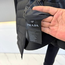 Prad普拉达、2026秋冬新品拼接针织连帽棉服夹克。 秋冬质感拉满,这件真的谁穿谁帅! 衣身横向绗缝拼接针织袖,视觉收 Prad普拉达、2026秋冬新品拼接针织连帽棉服夹克。 秋冬质感拉满,这件真的谁穿谁帅! 衣身横向绗缝拼接针织袖,视觉收