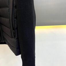 Prad普拉达、2026秋冬新品拼接针织连帽棉服夹克。 秋冬质感拉满,这件真的谁穿谁帅! 衣身横向绗缝拼接针织袖,视觉收 Prad普拉达、2026秋冬新品拼接针织连帽棉服夹克。 秋冬质感拉满,这件真的谁穿谁帅! 衣身横向绗缝拼接针织袖,视觉收