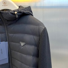 Prad普拉达、2026秋冬新品拼接针织连帽棉服夹克。 秋冬质感拉满,这件真的谁穿谁帅! 衣身横向绗缝拼接针织袖,视觉收 Prad普拉达、2026秋冬新品拼接针织连帽棉服夹克。 秋冬质感拉满,这件真的谁穿谁帅! 衣身横向绗缝拼接针织袖,视觉收