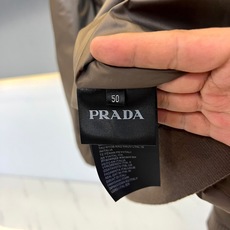 Prad普拉达、2026秋冬新品拼接针织连帽棉服夹克。 秋冬质感拉满,这件真的谁穿谁帅! 衣身横向绗缝拼接针织袖,视觉收 Prad普拉达、2026秋冬新品拼接针织连帽棉服夹克。 秋冬质感拉满,这件真的谁穿谁帅! 衣身横向绗缝拼接针织袖,视觉收