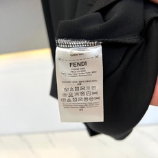 Fend芬迪、2026秋冬新品经典口袋长袖卫衣、 早秋质感穿搭,这件直接封神! 极简配色自带高级松弛感,对身材包容度极高 Fend芬迪、2026秋冬新品经典口袋长袖卫衣、 早秋质感穿搭,这件直接封神! 极简配色自带高级松弛感,对身材包容度极高