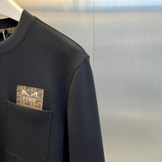 Fend芬迪、2026秋冬新品经典口袋长袖卫衣、 早秋质感穿搭,这件直接封神! 极简配色自带高级松弛感,对身材包容度极高 Fend芬迪、2026秋冬新品经典口袋长袖卫衣、 早秋质感穿搭,这件直接封神! 极简配色自带高级松弛感,对身材包容度极高
