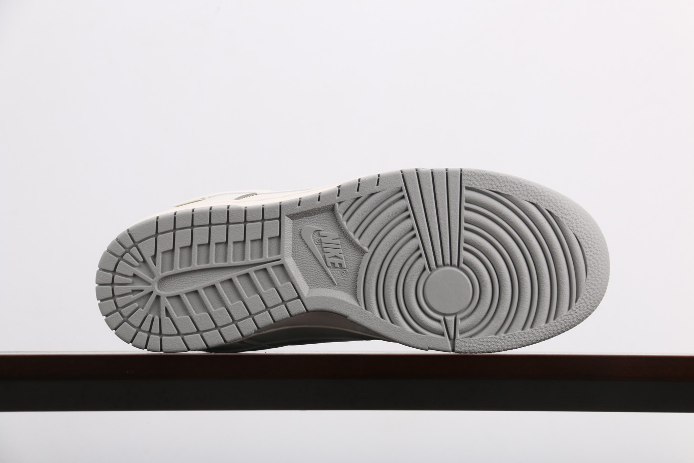 NikeDunkLow珠光灰此款鞋采用近几年比较流行的版型设计外观时尚大气鞋底采用耐磨的材质穿上它让您在