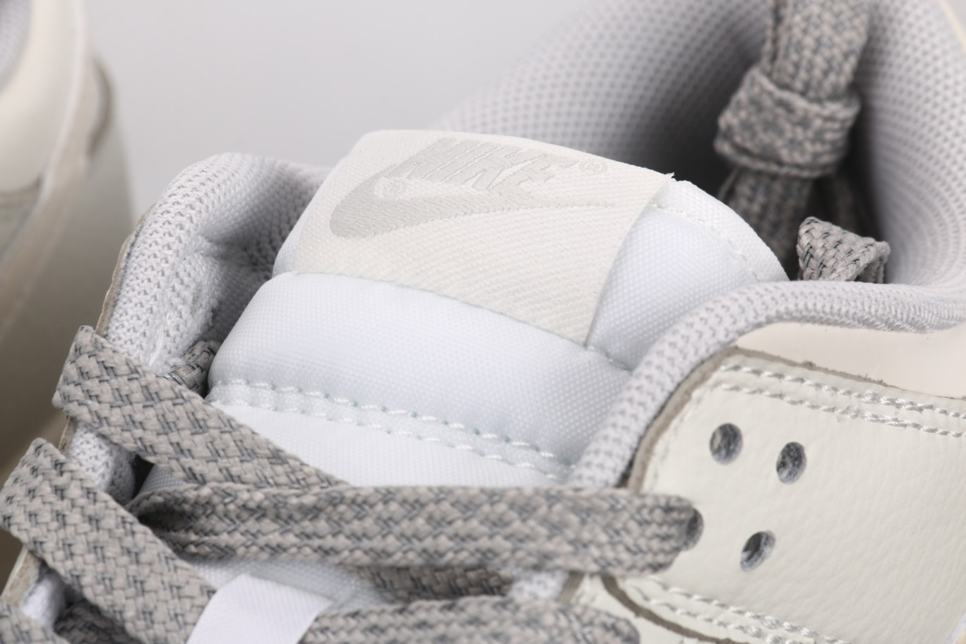 NikeDunkLow珠光灰此款鞋采用近几年比较流行的版型设计外观时尚大气鞋底采用耐磨的材质穿上它让您在