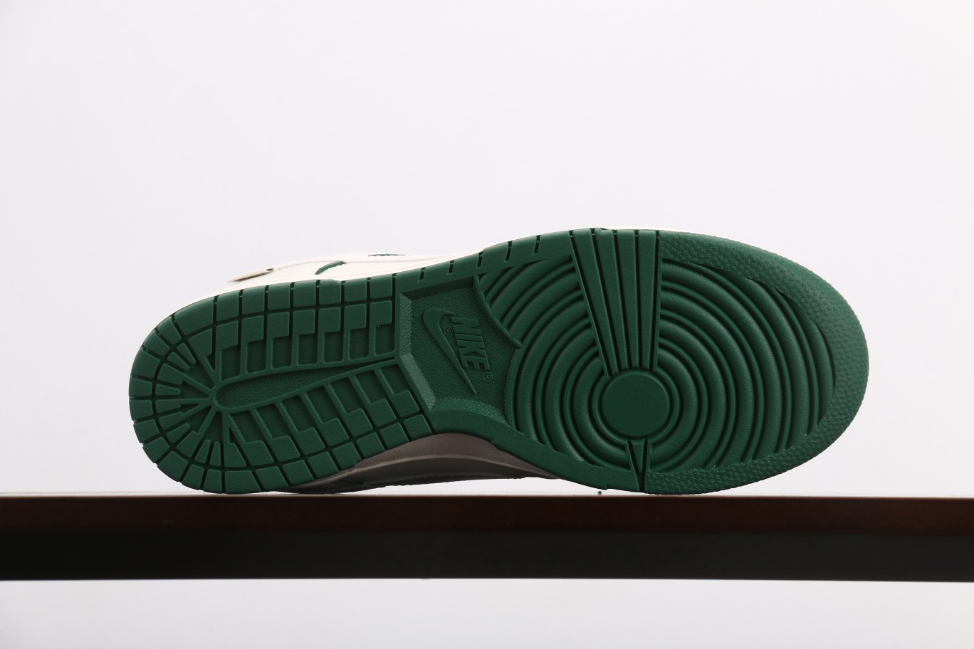 NikeDunkLow珠光绿此款鞋采用近几年比较流行的版型设计外观时尚大气鞋底采用耐磨的材质穿上它让您在