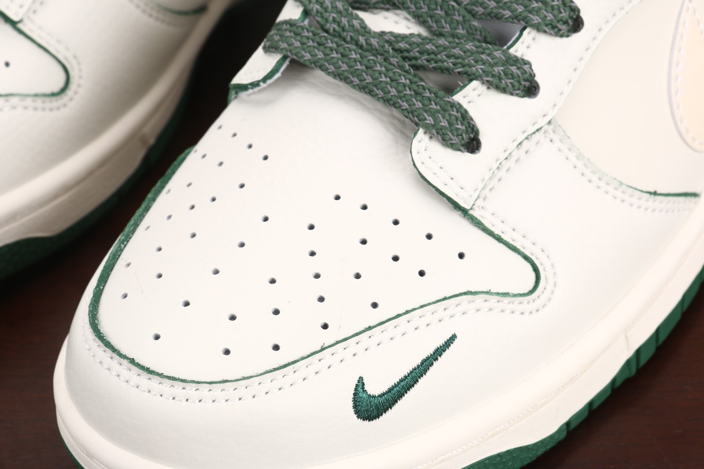 NikeDunkLow珠光绿此款鞋采用近几年比较流行的版型设计外观时尚大气鞋底采用耐磨的材质穿上它让您在