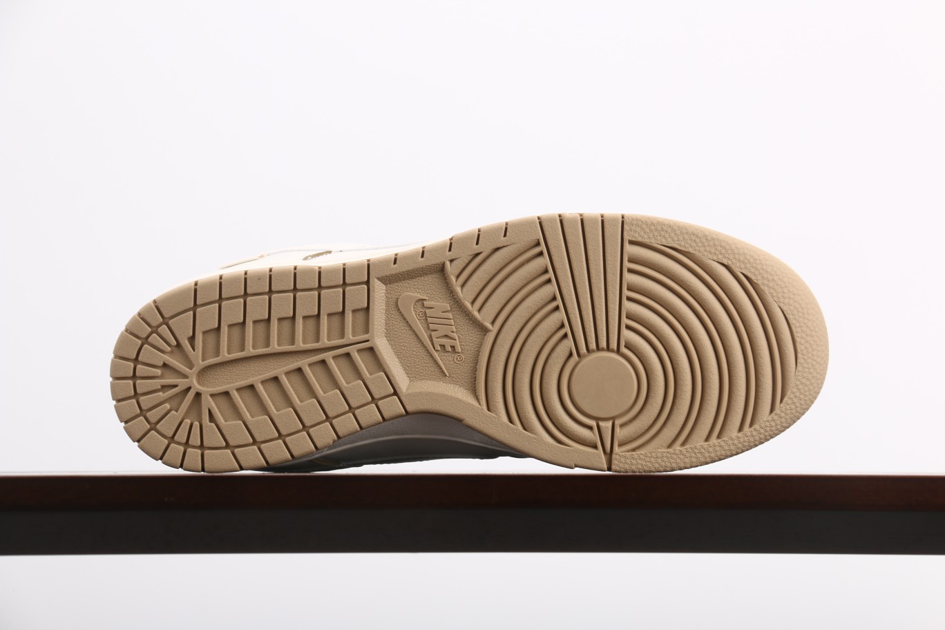NikeDunkLow珠光金此款鞋采用近几年比较流行的版型设计外观时尚大气鞋底采用耐磨的材质穿上它让您在
