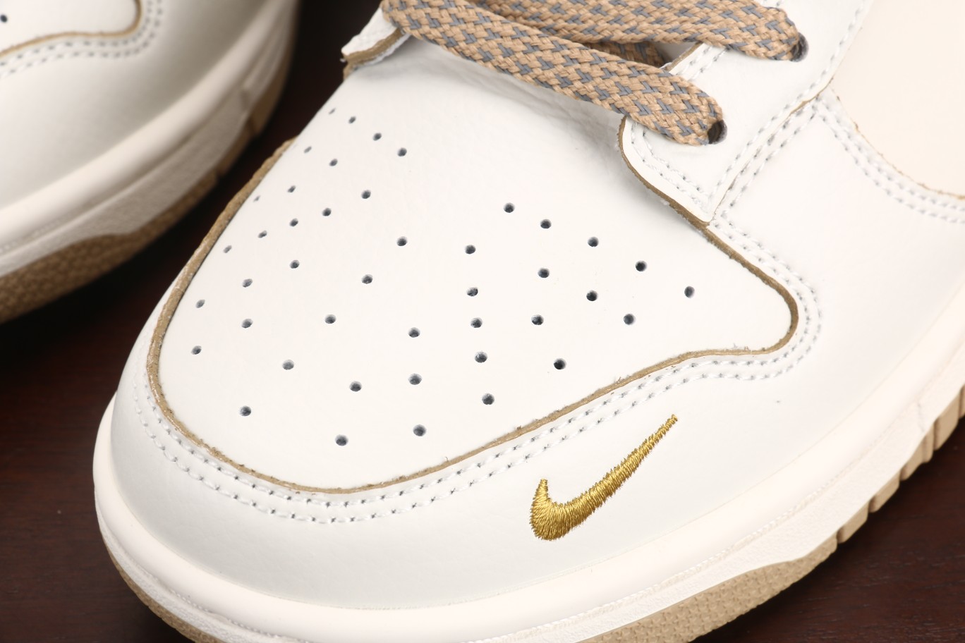 NikeDunkLow珠光金此款鞋采用近几年比较流行的版型设计外观时尚大气鞋底采用耐磨的材质穿上它让您在