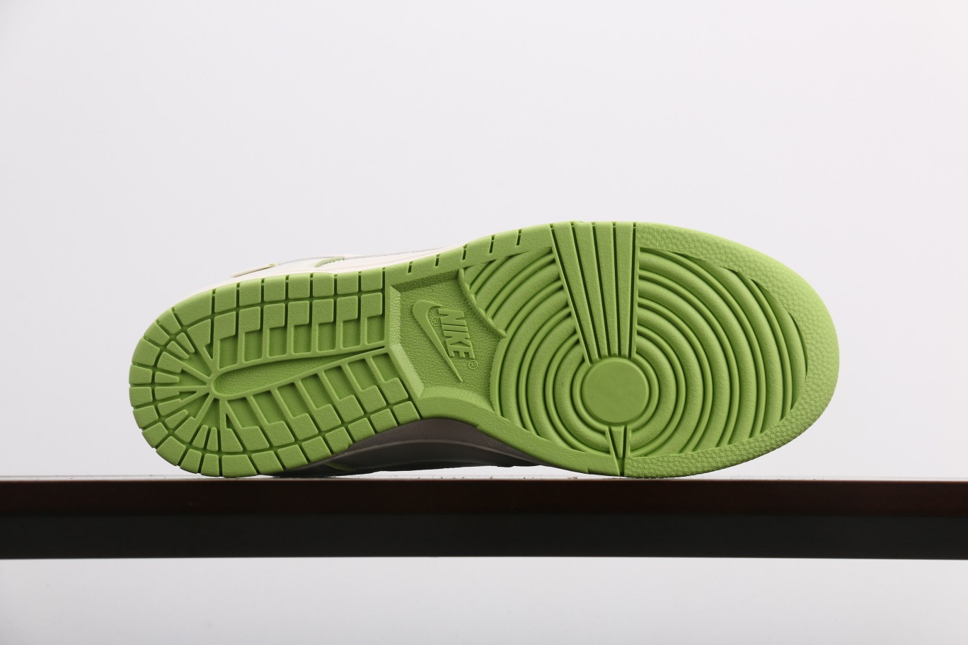 NikeDunkLow珠光苹果绿此款鞋采用近几年比较流行的版型设计外观时尚大气鞋底采用耐磨的材质穿上它让
