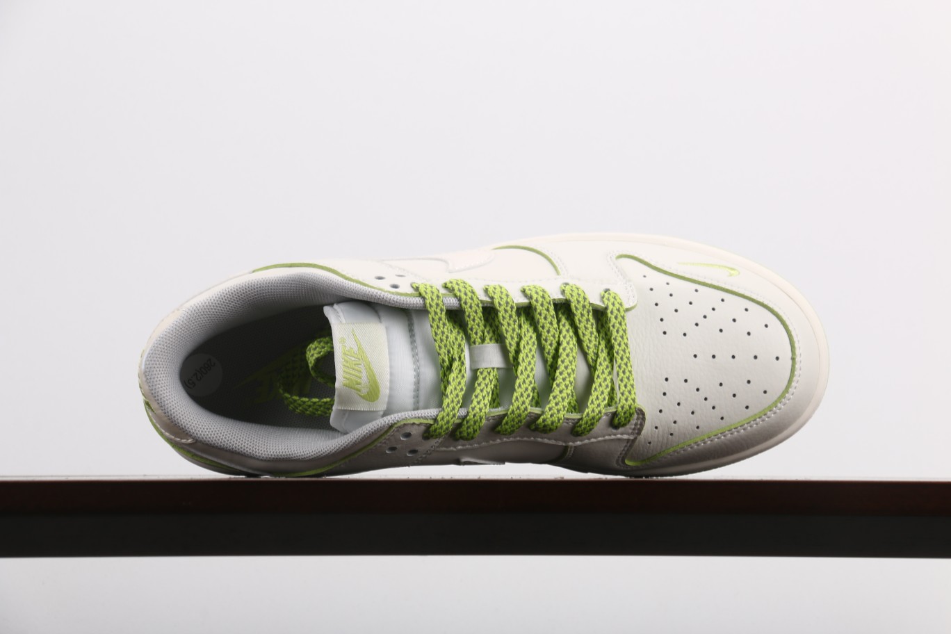 NikeDunkLow珠光苹果绿此款鞋采用近几年比较流行的版型设计外观时尚大气鞋底采用耐磨的材质穿上它让
