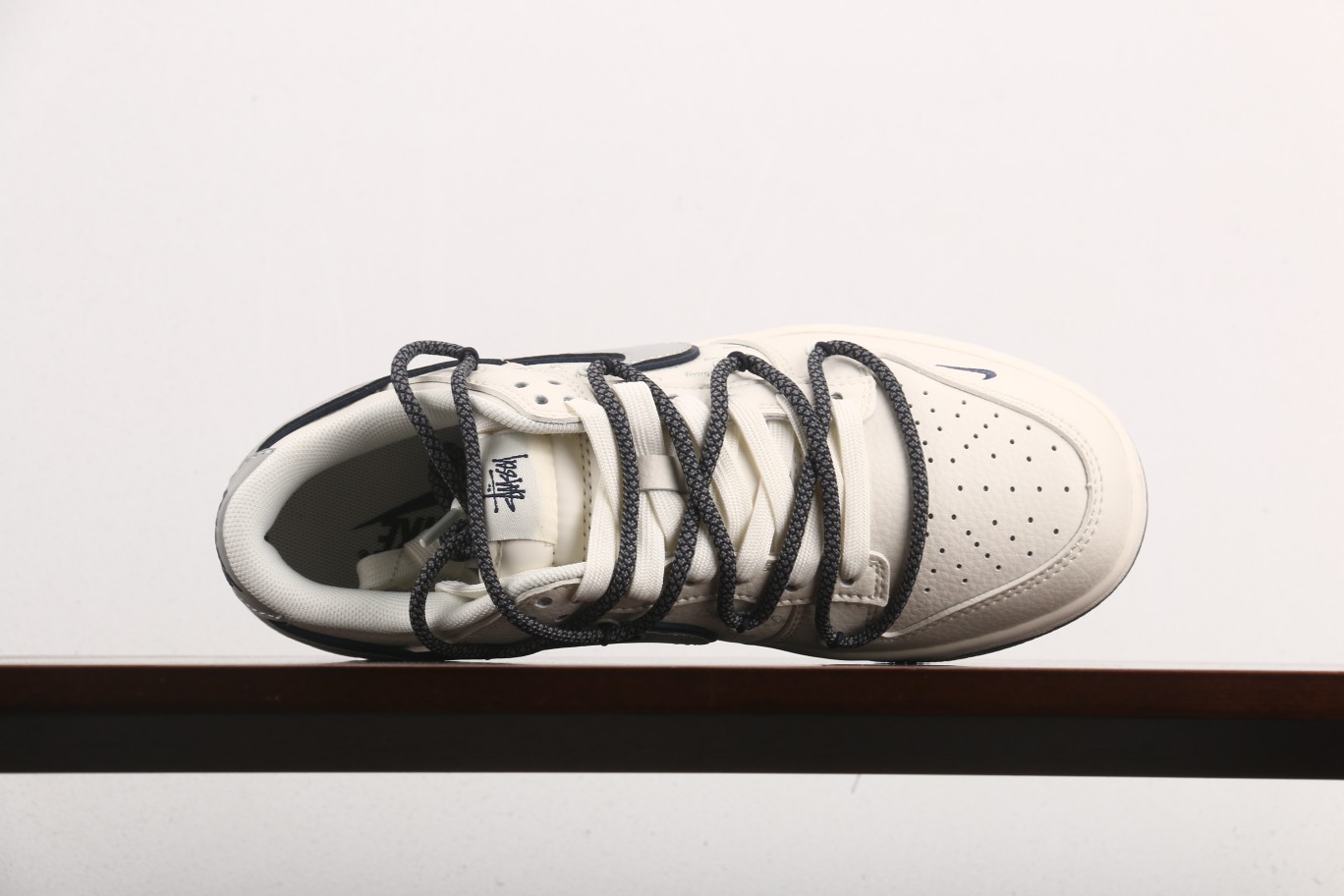 福利特价
Stussy x Nike Dunk Low 米白灰勾
此款主张打破传统的工业化流水线设计限制