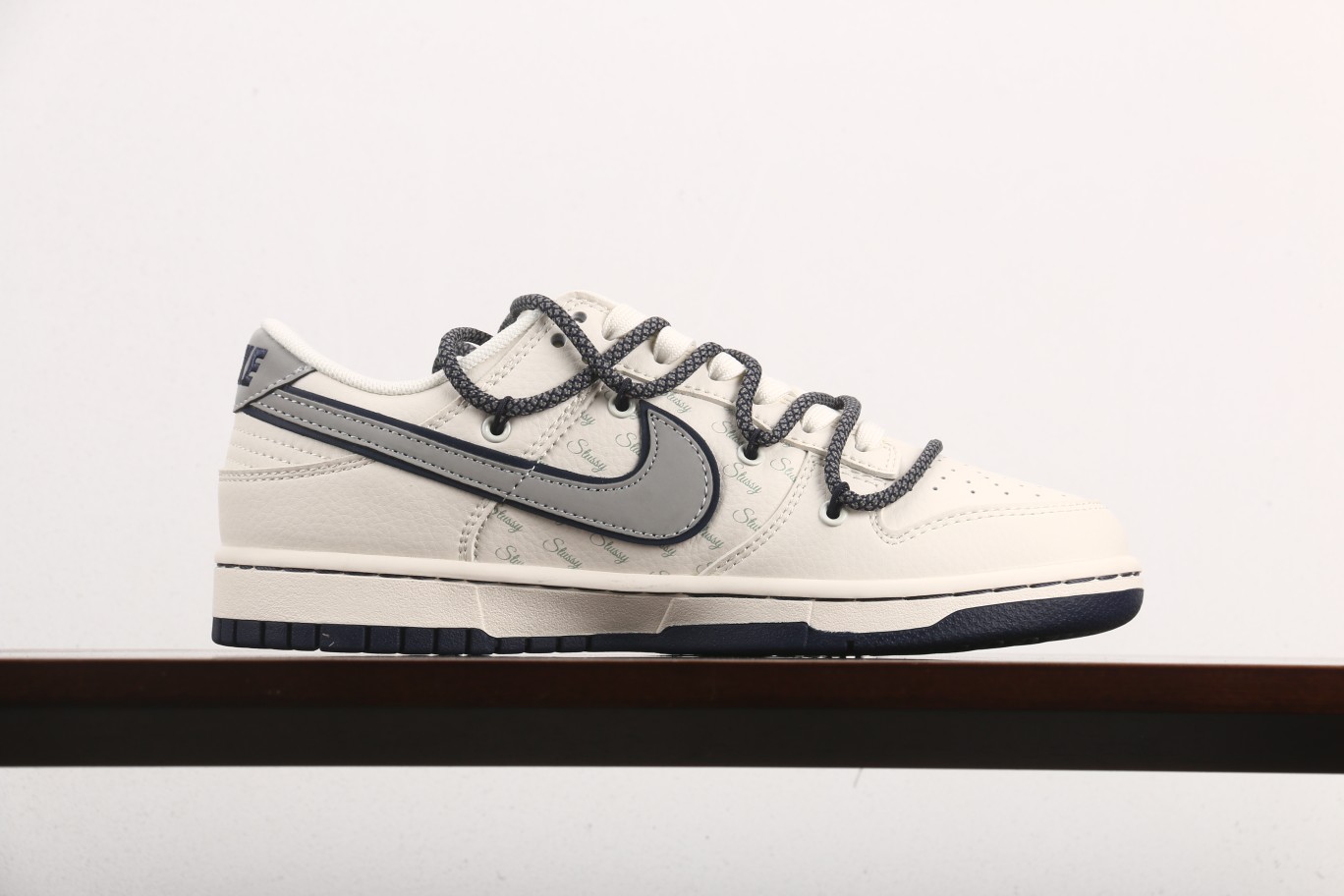福利特价
Stussy x Nike Dunk Low 米白灰勾
此款主张打破传统的工业化流水线设计限制