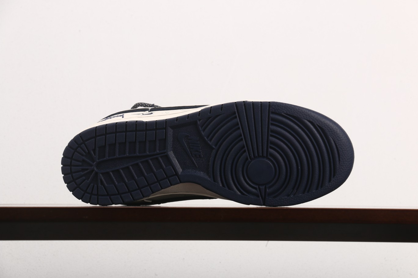 福利特价
Stussy x Nike Dunk Low 米白灰勾
此款主张打破传统的工业化流水线设计限制