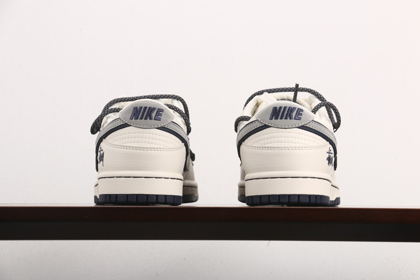 福利特价
Stussy x Nike Dunk Low 米白灰勾
此款主张打破传统的工业化流水线设计限制