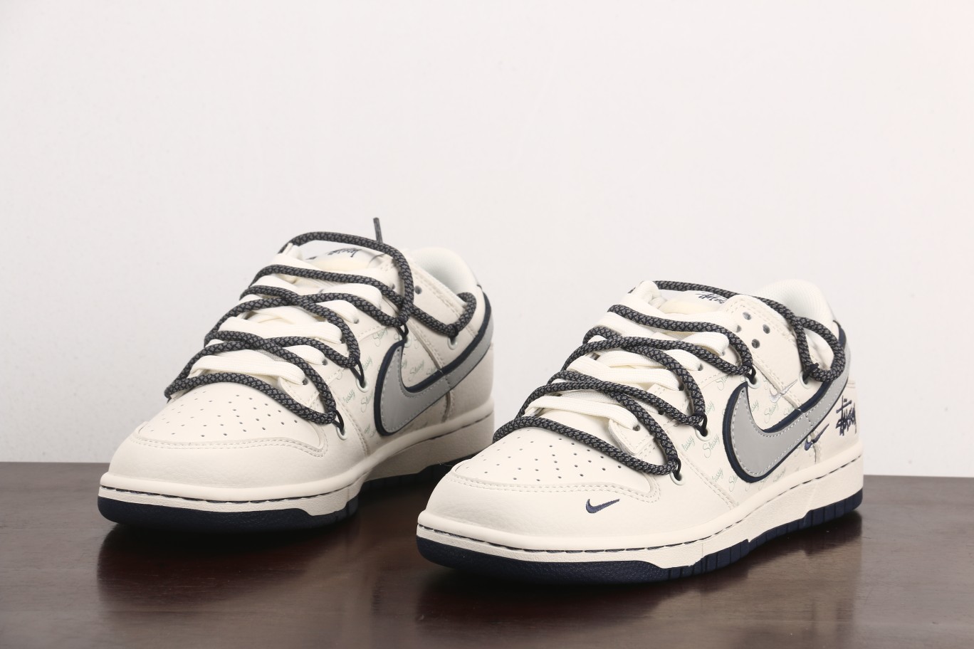 福利特价
Stussy x Nike Dunk Low 米白灰勾
此款主张打破传统的工业化流水线设计限制