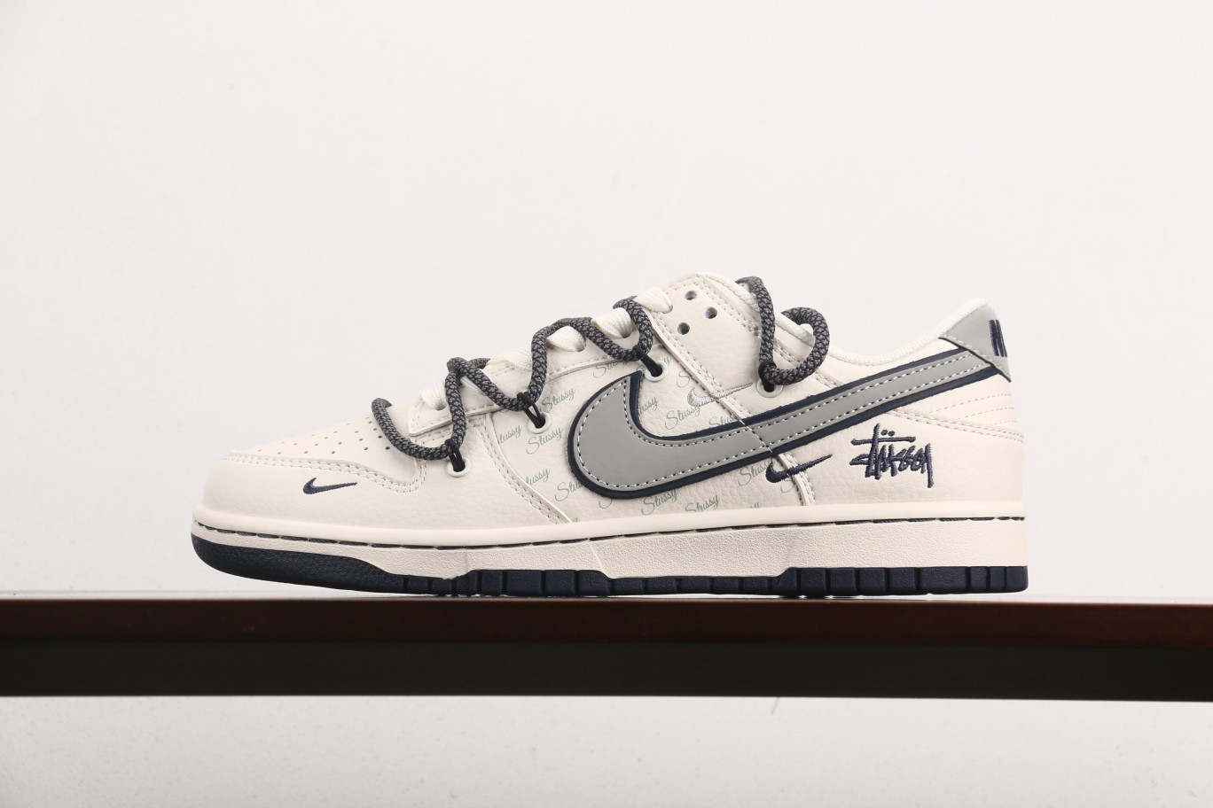 福利特价
Stussy x Nike Dunk Low 米白灰勾
此款主张打破传统的工业化流水线设计限制