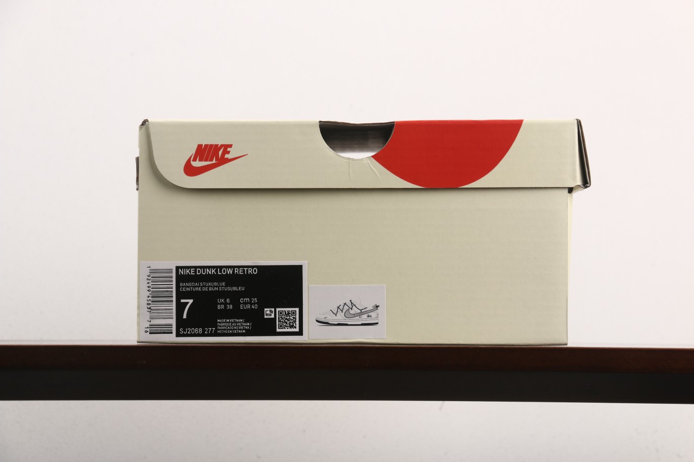 福利特价
Stussy x Nike Dunk Low 米白灰勾
此款主张打破传统的工业化流水线设计限制