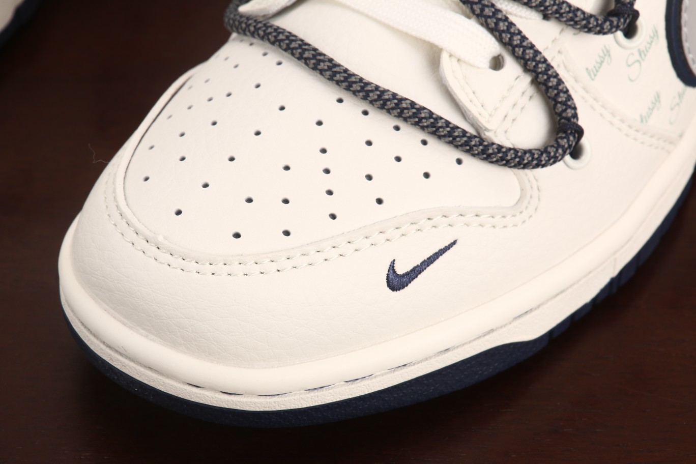 福利特价
Stussy x Nike Dunk Low 米白灰勾
此款主张打破传统的工业化流水线设计限制